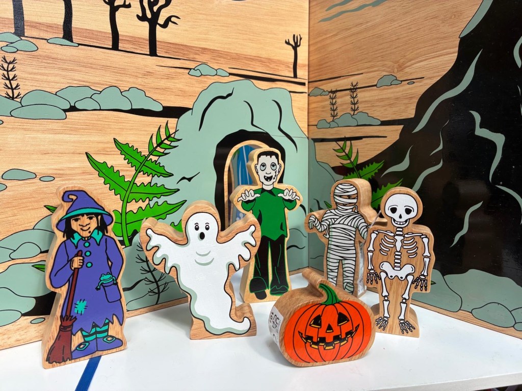 Wooden halloween collection figures